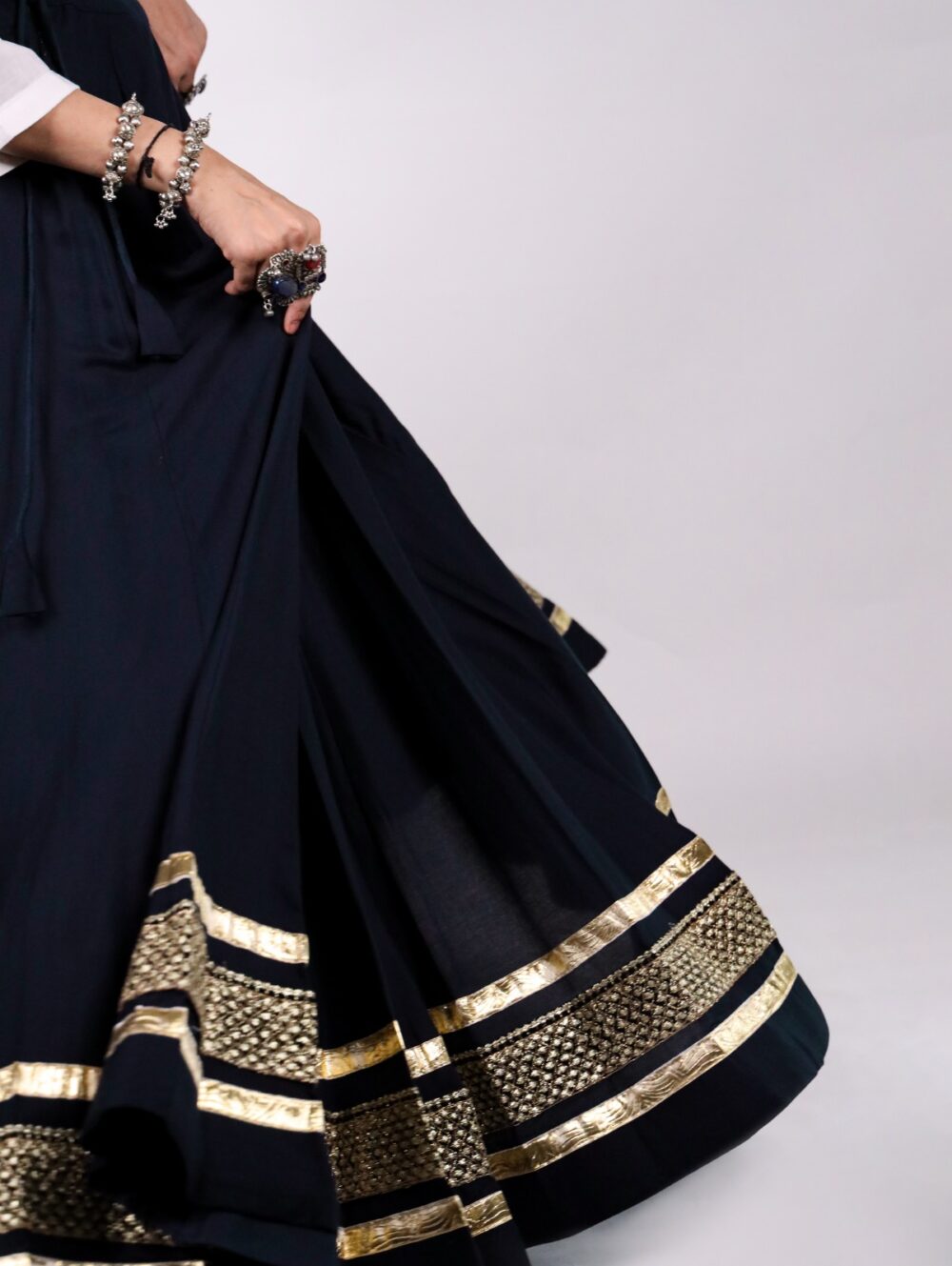 Close view of the gold gota border