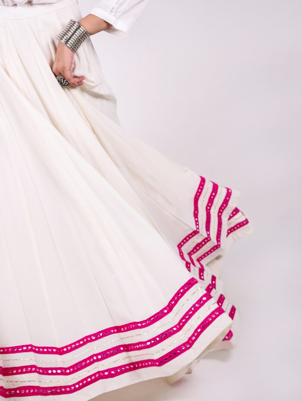 Close view of the pink mirror work border